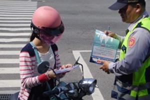 她為了見爺爺最後一面只好飆車「結果被警察攔下來」，但警察先生接下來的舉動讓她一路暴哭…