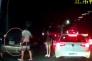 「車跑不贏人家就亮刀？」屁孩超車被擋到，暴怒拿刀嗆聲「超禮貌女友霸氣擋」！