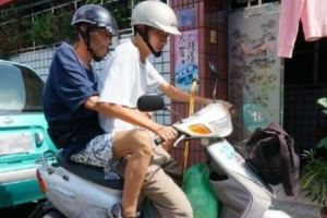 這名男子「當街賞爸爸5巴掌」挨轟不孝！被網友罵翻的他終於說出「背後真相」令人心酸.....