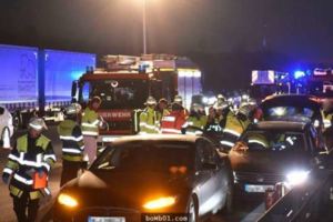 這位駕駛發現「前方車輛有點怪怪的」便加速超過，接下來他的超帥舉動讓大家都瘋狂讚嘆了！