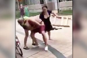 中國人妻與小三聯手對付賤老公！她挺爆乳拿椅爆打渣男的畫面....讓網友全都笑噴啦！