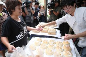 「拍扁麵包師」新店正式開幕！一看到「店名」讓議員不禁笑虧：「綠營總不能砸自己招牌吧！」
