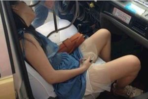 女子坐計程車「睡姿」迷人！到達目的地後，司機試圖叫醒她才發現「不對勁」！立刻報警...