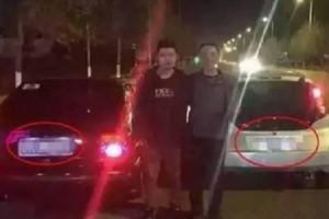 兩輛車撞在一起，車主下車見到車牌後，兩人歡笑拍照了！