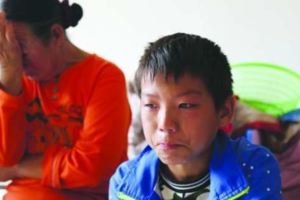 11歲男童罹患血癌竟然還不是最慘的事，他一個人等車就要6小時…再看下去大家都掉淚了！
