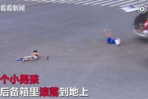 兩輛休旅車發生碰撞兩小孩從後車廂飛出馬路