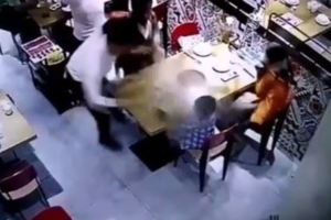 火鍋店服務員手捧熱湯滑倒湯整個灑到男童身上