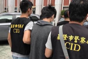 囂張！竹聯小弟竟冒充堂主，對外自稱「龍堂堂主」率領旗下小弟酗酒鬧事，基隆市警局獲報追緝，王男趕緊將手槍及子彈藏進姐姐的包包..