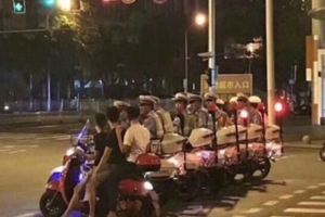 摩托車小伙和12個交警一起等紅燈，網友：求當時小伙的心理陰影