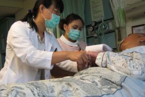 老伴過世！阿伯眼淚還沒擦乾就問：「救護車多少錢？」著急模樣讓護理師爆哭：「阿伯，救護車…