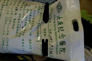 大家原本覺得網友上傳的「藥包照片」很無聊，但在看到第二張「超狂藥包全身照」後都當場笑噴！