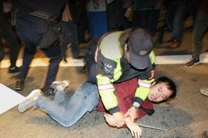抗議群眾市區打游擊　台北車站前與警衝突