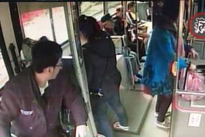「公車濺血」洗腎男手噴血司機、乘客熱心救援