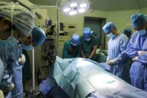 男子大學畢業前患了腦瘤，在得知自已救不活後，決定做了這件事，在場為他手術的醫生在術後都流下了眼淚..