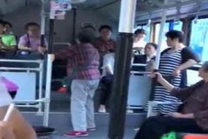 在公交車上，好心人給老人讓座，老人的做法遭到整車人指責