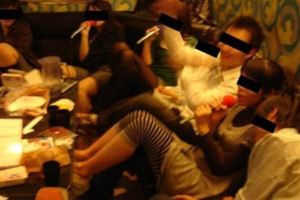 在夜唱時發現男友手機裡「偷吃」的證據，她最後做了這件事讓渣男崩潰了…