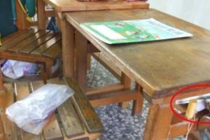以為只是拿來吊東西？！沒想到小學課桌椅的「這三根」竟有神秘用途：這不是用來掛抹布的嗎