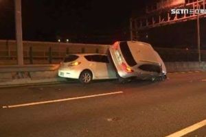 BMW疑未注意路況撞警車爬轎車頂