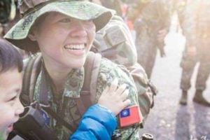 單親女官行軍10天返營見到兒淚崩