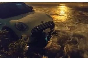 台南遭大雨狂炸！網友PO影片「水流成溪」嚇壞人，女學生機車遭沖走，直撞路邊Mini好悲劇！