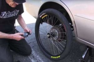 這名男子一時興起將「腳踏車輪胎」裝在汽車上，沒想到當車子開始行駛後竟....讓網友都嚇傻了！