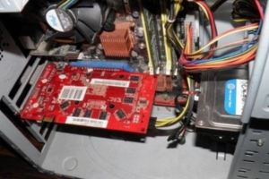 電腦速度愈來愈慢讓他覺得很奇怪，拆開主機後卻看見「這一幕」