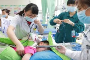 3歲女娃鐵鉤戳進眼睛，帶著一截鋼管送醫！這東西你家也有