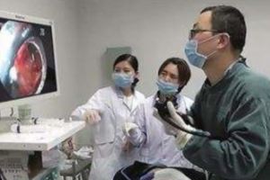 女子腹部疼痛難忍，被朋友送到醫院，醫生讓她先去買盒避孕套