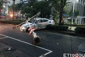 彎的過去就是拓海　彎不過就………撞上分隔島