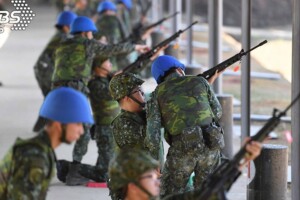 暫停體測一週！傳因有陸軍發生熱傷害？　司令部回應了  Read more at: https://news.tvbs.com.tw/politics/1122629?utm_source=Yahoo&utm_medium=Yahoo_news&utm_campaign=newsid_1122710?