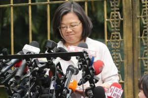 蔡英文受訪時麥克風架突然歪腰傾斜