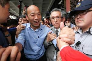 館長批評韓國瑜只會鋪路？高雄市積淹水原因： 水溝真的多年沒清 ！路真的不平！ 網友回嗆「路平、不淹水、吃得飽、賺到錢」是大多數人要的市長。這些都是高雄人卑微的希望！