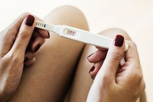 女生告知男友懷孕了！男友卻說需要好好思考這孩子要不要生下來？男友說法大家認同嗎？