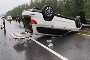 穿越了？安陽一高速出現「靈異」事件，雨中兩車相撞，其中一輛「消失」了