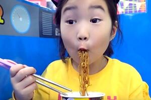 6歲YouTuber「吃個麵」吸3.7億觀看！　超狂收入帶家人住進90億豪宅