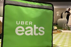 士林街頭擦撞汽車 Uber Eats外送員命危送醫