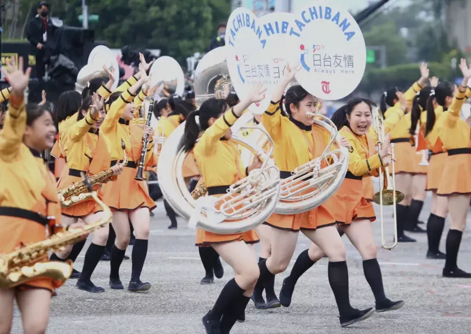 有「橘色惡魔」之稱的日本京都橘高等學校吹奏部，在今年國慶受邀來台表演，13分鐘演出震撼全台。(圖／鄧博仁攝)
