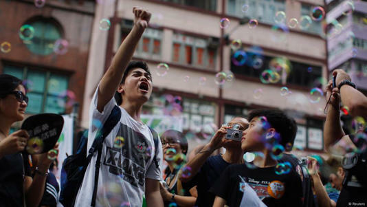 2012年7月1日，香港民主人士舉行游行示威活動