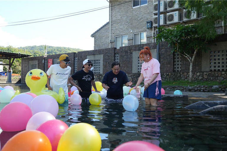 荒山亮（左2）、阿龐為了「網美感」在水中浸泡多時，八弟（左）、董仔笑到不行。（公視台語台提供）