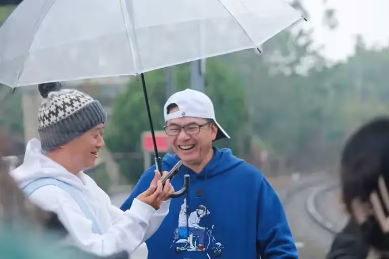 ▲藝人邰智源（右）主持的旅遊節目《來去恁兜洗魂舒》最新一集邀來洪都拉斯（左）當嘉賓，節目中兩人談起從《全民大悶鍋》節目結束10年間，都未曾再次同台，洪都拉斯也感性表示：「時光飛逝」。（圖／公視台語台）