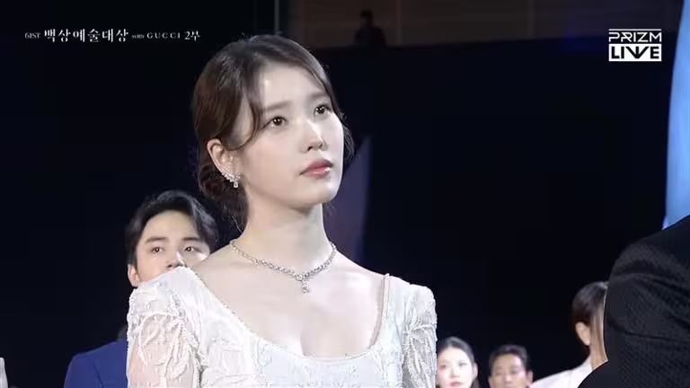 IU(上)、廉惠蘭不捨表情被捕捉。(圖/翻攝自PRIZM) IU(上)、廉惠蘭不捨表情被捕捉。(圖/翻攝自PRIZM)