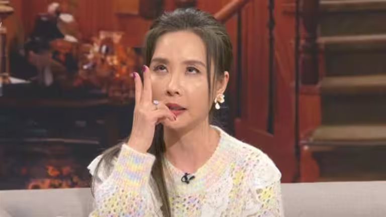 許聖梅爆料「假面甜心」行徑。(圖/翻攝自《娛樂頭版頭》YouTube) 許聖梅爆料「假面甜心」行徑。(圖/翻攝自《娛樂頭版頭》YouTube)