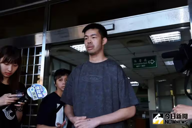 ▲藝人陳大天涉入逃兵案,以25萬元交保,三度鞠躬道歉。(圖/記者林柏年攝) ▲藝人陳大天涉入逃兵案,以25萬元交保,三度鞠躬道歉。(圖/記者林柏年攝)