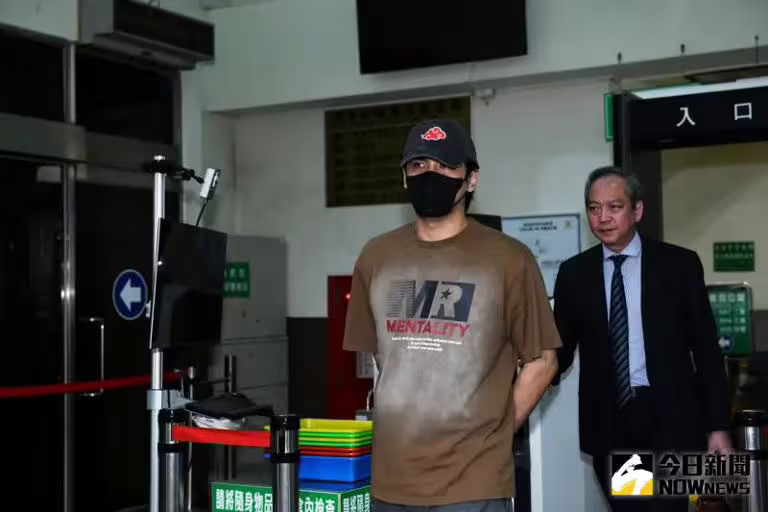 ▲藝人陳零九涉嫌逃兵,14日晚間以30萬交保,離開新北檢沉默不回應。(圖/記者林柏年攝) ▲藝人陳零九涉嫌逃兵,14日晚間以30萬交保,離開新北檢沉默不回應。(圖/記者林柏年攝)