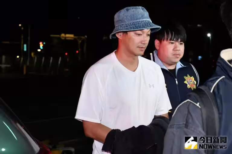 ▲藝人威廉14日晚間被移送新北地檢署雙手用衣物遮擋被上銬的雙手。(圖/記者林柏年攝) ▲藝人威廉14日晚間被移送新北地檢署雙手用衣物遮擋被上銬的雙手。(圖/記者林柏年攝)