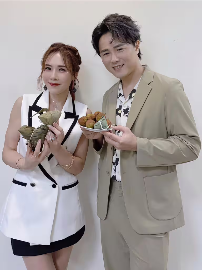 吳申梅(左)與陳孟賢一起吃肉粽慶端午。(放音樂提供) 吳申梅(左)與陳孟賢一起吃肉粽慶端午。(放音樂提供)