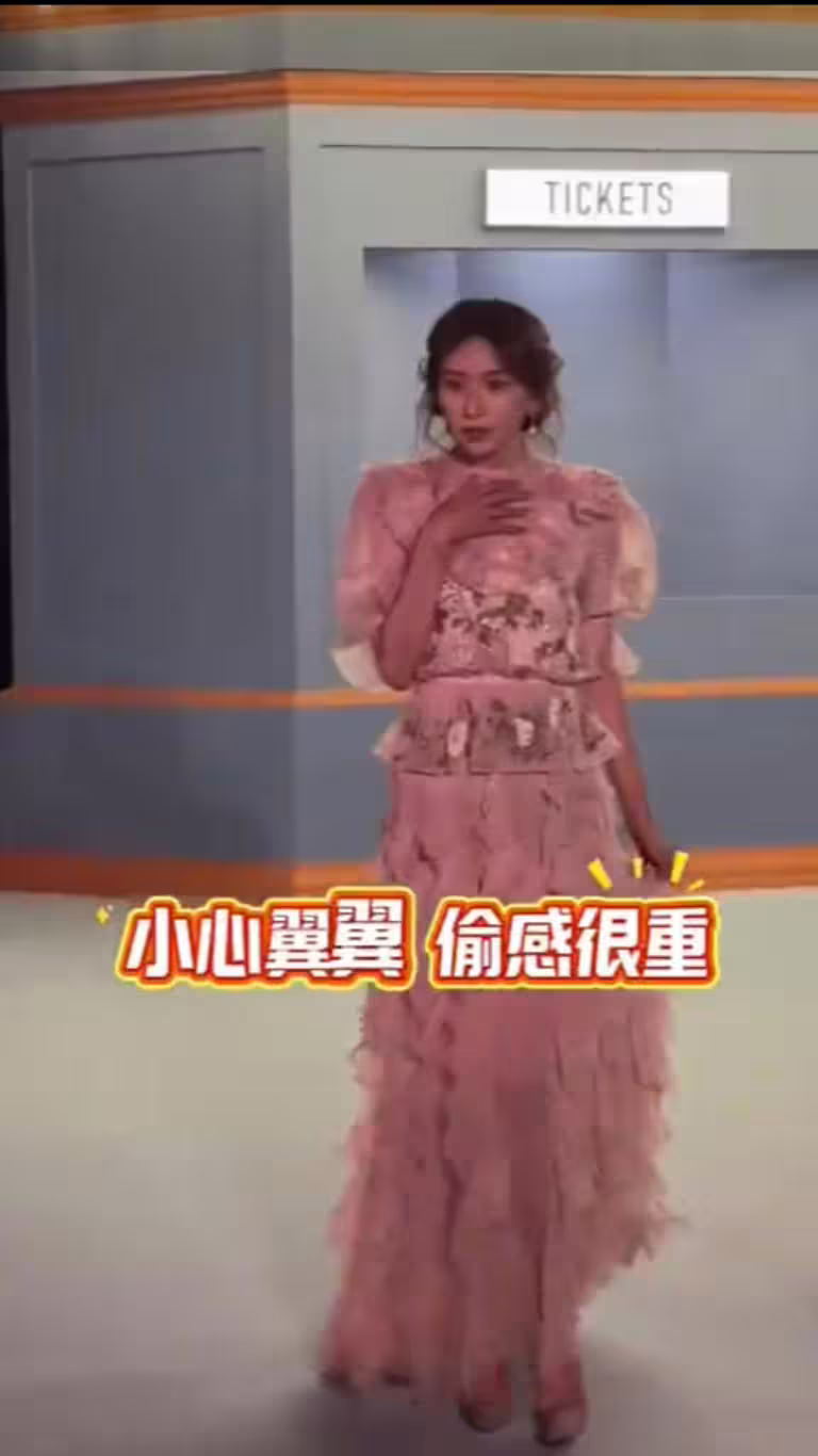 林志玲近期出席活動時走路姿勢遭網友批評。(圖/翻攝自微博) 林志玲近期出席活動時走路姿勢遭網友批評。(圖/翻攝自微博)