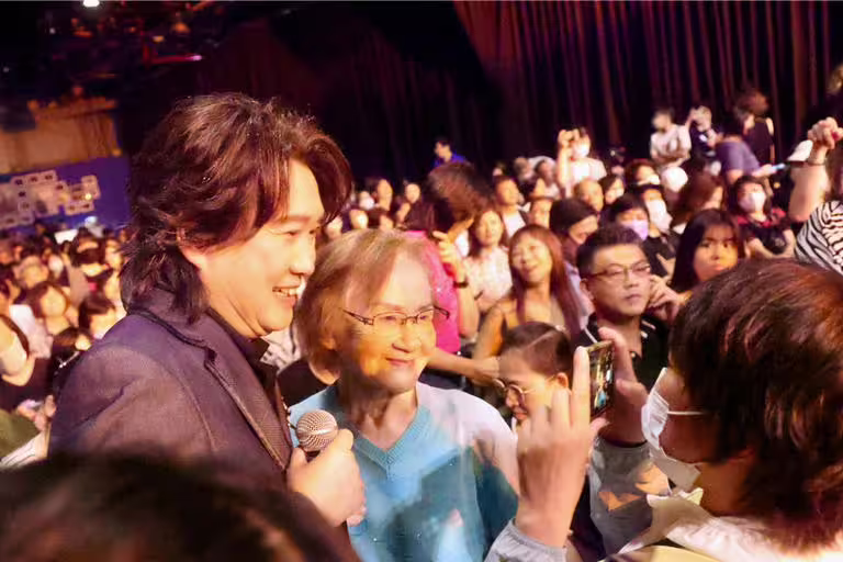 周治平(左)1日在台北華舉辦個人演唱會,96歲「最鐵粉絲」周媽媽到場支持。(尚時代文創娛樂提供) 周治平(左)1日在台北華舉辦個人演唱會,96歲「最鐵粉絲」周媽媽到場支持。(尚時代文創娛樂提供)