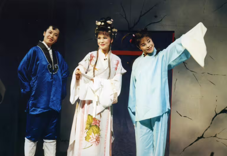 郭美珠(中)1996年拍攝歌仔戲《青天難斷》,模樣十分清麗。(鄧惠恩攝) 郭美珠(中)1996年拍攝歌仔戲《青天難斷》,模樣十分清麗。(鄧惠恩攝)