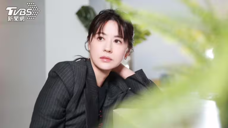 林予晞因拍攝熱門劇集《死了一個娛樂女記者之後》引發對「社會如何建構輿論與真相」的好奇,於是在拍攝殺青後毅然決然報考台北大學社會學研究所。(圖/趙世平攝) 林予晞因拍攝熱門劇集《死了一個娛樂女記者之後》引發對「社會如何建構輿論與真相」的好奇,於是在拍攝殺青後毅然決然報考台北大學社會學研究所。(圖/趙世平攝)